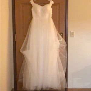 ✨New Love, Yu white off the shoulder gown✨